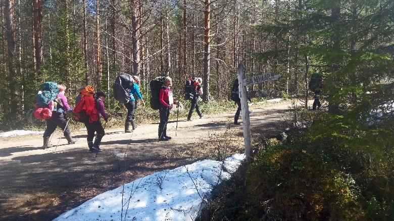600m päässä seuraavassa risteyksessä on viitat Salmivaaraan ja Kolinlammelle sekä polkujuoksun