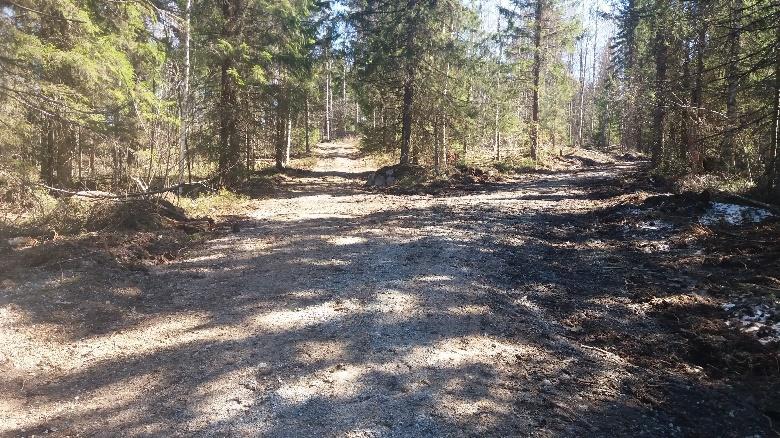 Tie jatkuu edelleen sillan ja tammen yli parkkipaikalle, jota voi käyttää Talonpojan taipaleen