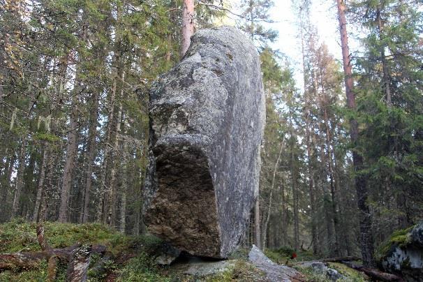 Risteyksessä on viitta Kärnäkivi 0,8, oikealle