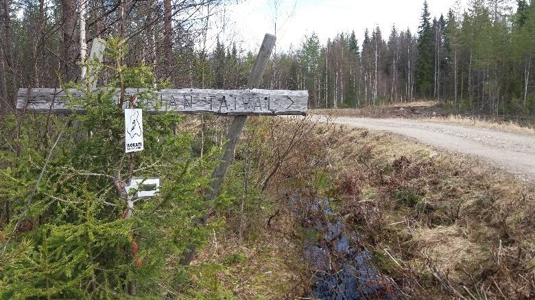 Heiskasenaholla reitti poikkeaa pois traktoriuralta hyvin kuitunauhoilla merkittynä,