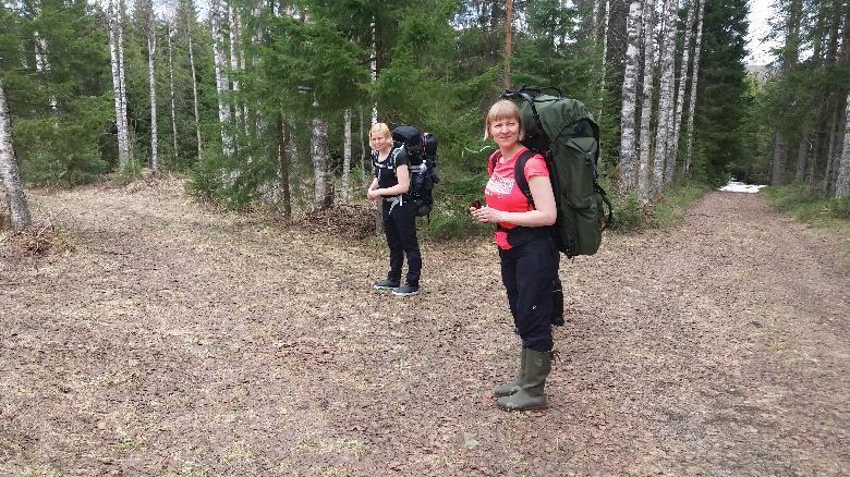 Merkinnät ovat ikivanhat mustavalkoiset viitat sekä tuoreet polkujuoksun viitat.