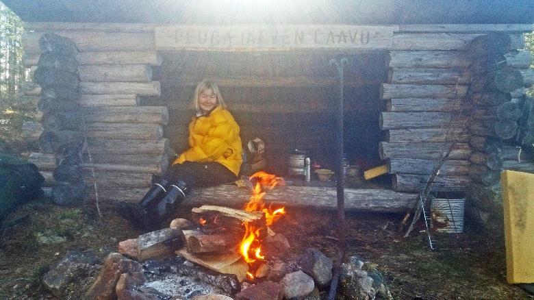 Polku on kartassa lähtevän tieltä loivemmassa kulmassa.