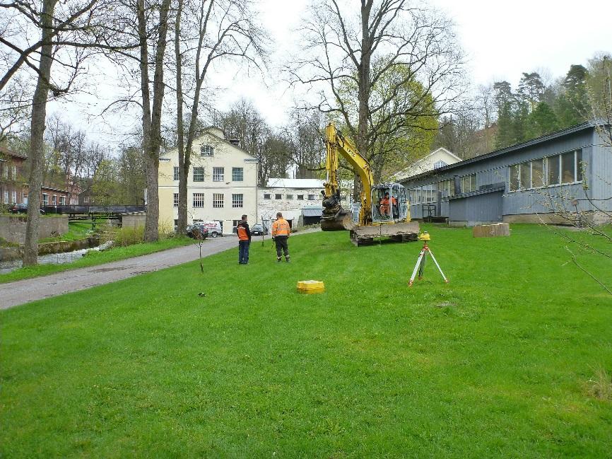 6 Paja-aukion nurmialuetta ennen koneellista kaivamista. Tulevan konttikäymälän sijoituspaikka kaivinkoneen vasemmalla puolella. Kuvattu pohjoiseen. Pintamaiden poistoa kavettavalta alalta.