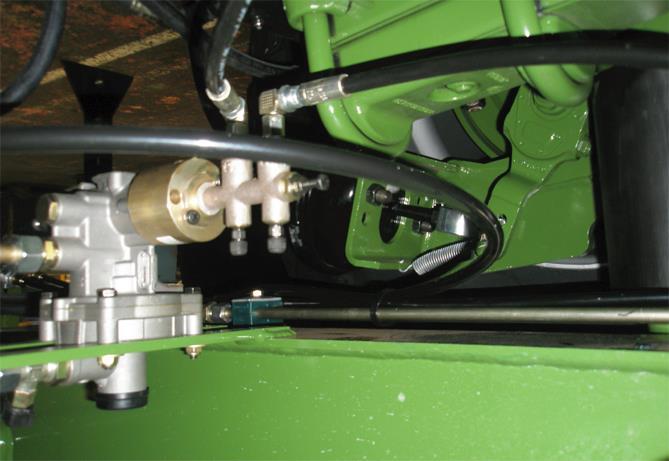 Käyttöönotto 8.6.3 Koneikon hydrauliikkakierron ilmaaminen VAROITUS! Koneikon hydrauliikkakierrossa oleva ilma johtaa jarrulaitteiston toiminnan heikkenemiseen ja vaarantaa liikenneturvallisuuden.