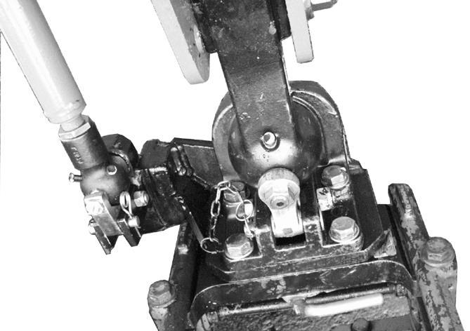 Käyttöönotto 9.2.1 Kytkeminen Mallissa teliakseliston pakko-ohjauksella Kuva 33 Peruuta traktorilla noukinvaunun aisalle ja vie Ø 80 mm:n vetokuula Ø 80 mm:n kuulakiinnityksen vetosilmukan (1) alle.