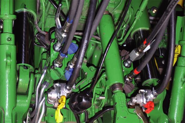 Käyttöönotto 9.3.2 Hydrauliletkujen liitäntä 3 1 2 Kuva 36 TX000001 Traktorissa tarvitaan koneen käyttöä varten (varustelun mukaan) eri määrä hallintaventtiileitä.