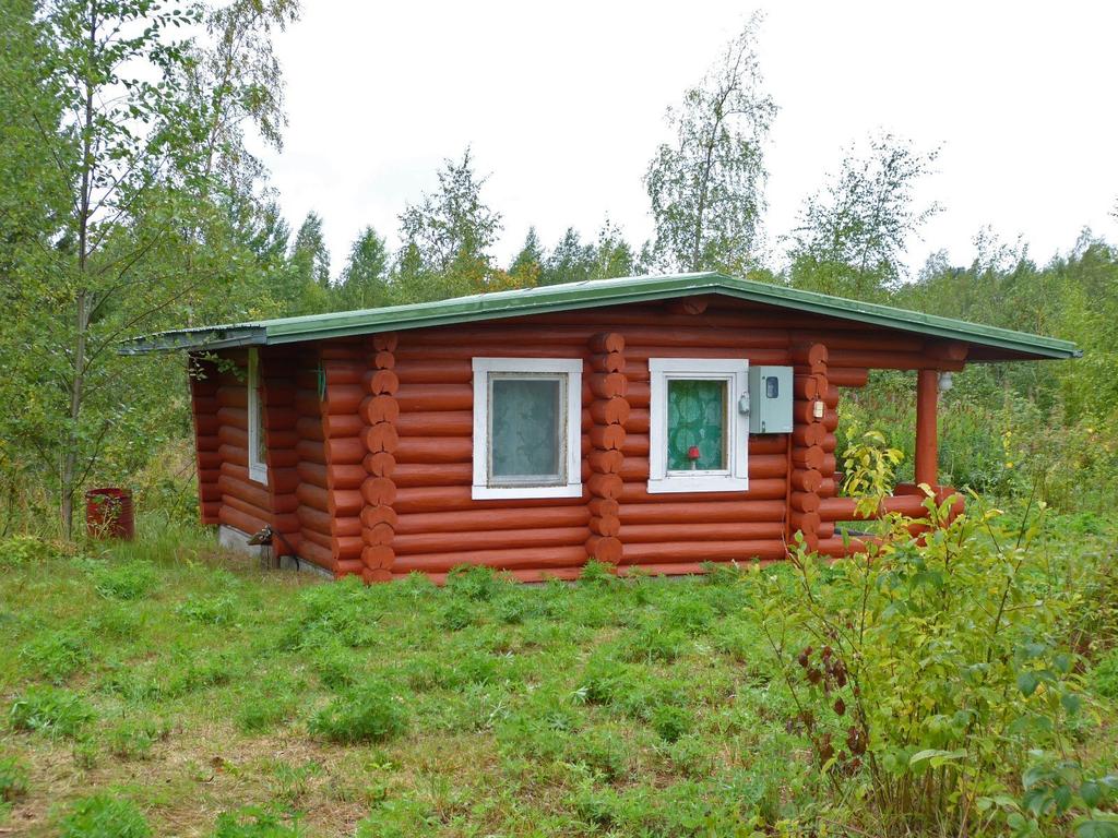 Tila koostuu kahdesta mökistä, joissa molemmissa keittiöt ja makuutilat, toisessa lisäksi sauna. Toinen mökeistä on rakennettu käsinvuollusta hirrestä, toinen taas ns.