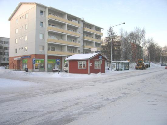 13 RUOKASENPUISTON KUKKAKIOSKI Nimi: Ruokasenpuiston kukkakioski Kuvaus: Kyseisellä suunnittelualueella on toimiva kukkakioski, jolle teknisen lautakunnan 18.5.