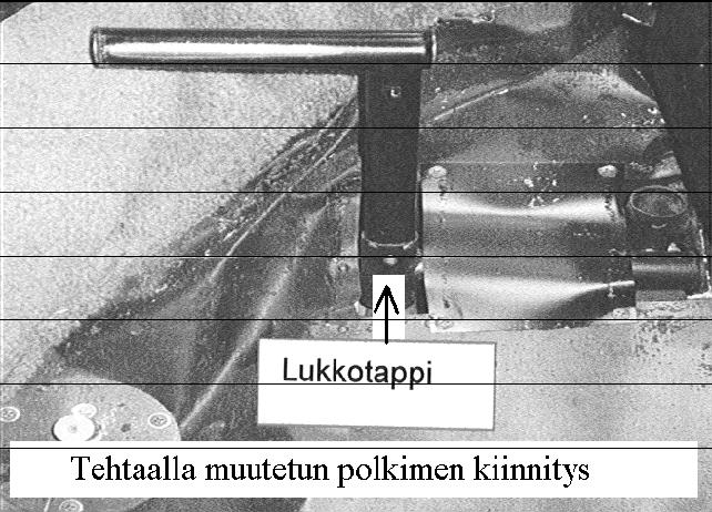 Polkimien lukitusmekanismin jousi oli kuoleentunut (taipunut taaksepäin), jonka seurauksena siihen kiinnitetty lukkotappi ei ulottunut lukitsemaan poljinta paikoilleen.