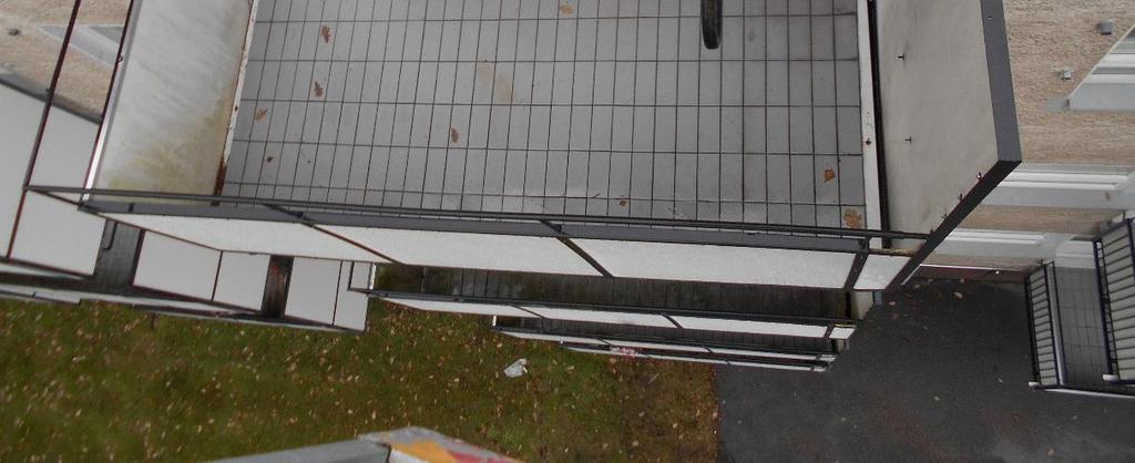 Parvekkeiden betonirakenteiset laatat liittyvät suoraan julkisivurappaukseen ilman saumoja. Parvekkeiden betonirakenteissa ei ole elastisella saumamassalla tms. saumattuja saumoja. 3.1.