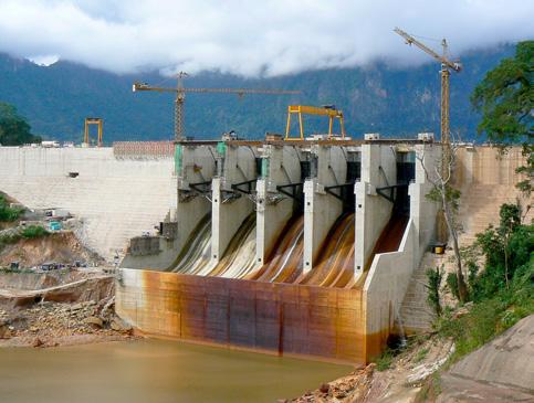 Ensimmäinen Laosin pääuoman hanke on 1 260 MW:n Xayaburi Pohjois-Laosissa. Toinen on 260 MW:n Don Sahong Etelä-Laosissa ja kolmas 912 MW:n Pak Beng Pohjois-Laosissa.