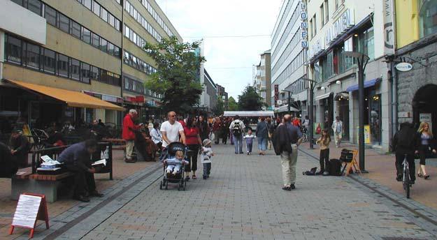 6.5 Jalankulku Nykytila Jalankulku on keskustan pääkulkumuoto. Pääjalankulkuakseli on Hämeenkatu. Pohjois-etelä -suunnassa vilkkain yhteys on Kuninkaankadun kävelykatuosuus Anttilalta Sokokselle.