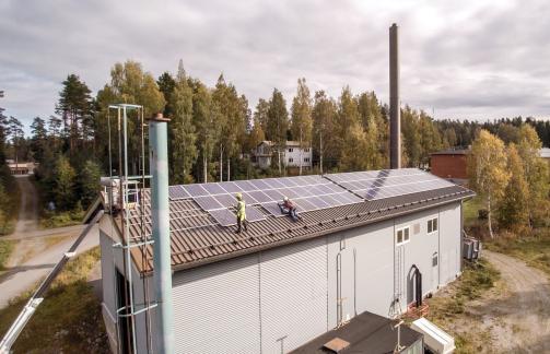 Aurinkopaneeleilla energiaa Enon, Tuupovaran ja Kiihtelysvaaran hakelämpölaitoksiin: Poveria biomassastahanke Hankkeessa mukana olevat lämpöyritykset: - Enon Energia Osuuskunta - Tuupovaaran