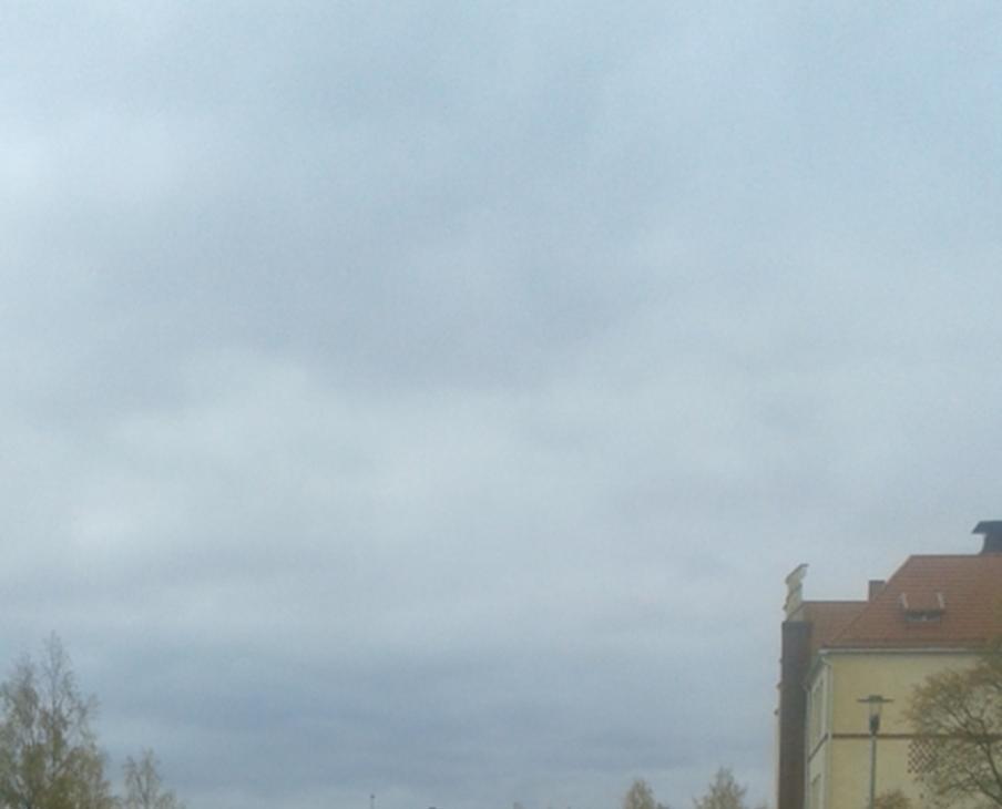 jalankulkijoille Rauhanpuiston baana jatkuu keskustan suuntaan pyöräkatuna.