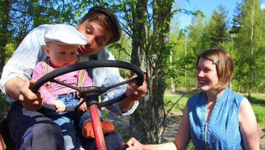 Hyönteisruokaa Niittykummun maatilalla Tähän mennessä Niittykummun maatilalla on kasvatettu kaksitäpläsirkkoja rehuksi siipikarjalle, kaloille ja sioille Huhtikuusta 2017 lähtien on testattu