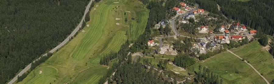 Itä- ja länsipuolella on golf-kenttä.