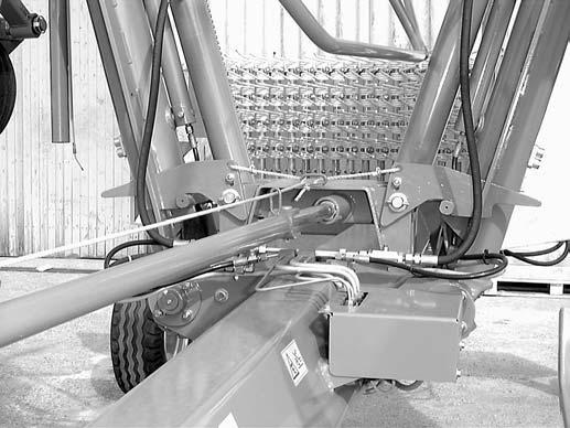4.2.2 Karhotinroottoreiden laskeminen alas ja nosto ylös 2 Swadro 40 electric Varmistaudu, että kukaan ei ole vaaraalueella kun nostat tai lasket karhotinroottoreita. (a.