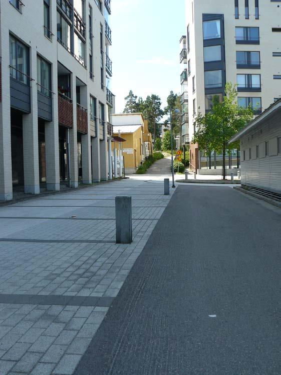 Näkymä pohjoisen suunnasta. Ylhäällä vasemmalla päiväkoti. Oikealla leirintäalueen huoltorakennus.