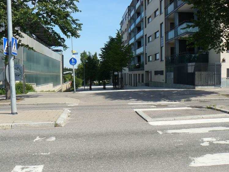 5 puolelta Rastilanraitille. Läpiajo tätä kautta estetään pollareilla sekä puomilla, joka mahdollistaa pelastusajoneuvojen pääsyn alueelle. Rastilanraitin koillispäädyn puomi säilytetään.