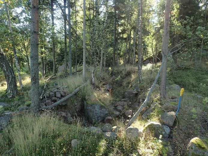 8 Saarella sijaitsee vähintään useita kymmeniä erikokoisia ja erilaisia kaivantoja, kivivalleja, ampumasuojia, betonirakenteita, harjoitusratoja ja rannikkotykkejä.