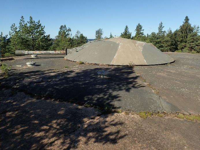 1940-luvun puolivälistä 2000-luvun puolelle jatkunut puolustusvoimain läsnäolo saarella on kuitenkin muokannut aluetta niin voimakkaasti, että vanhojen linnoitekerrosten havaitseminen ja erottaminen