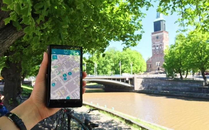 Usealla älypuhelin, joka aina matkassa: kun kulkee eri paikoissa voi sovelluksen kautta jakaa ajatukset sillä hetkellä. Täsä-mobiilisovellus Turku.