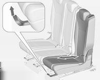 Istuimet, turvajärjestelmät 45 Sisään astumista helpottava toiminto Kolmannelle istuinriville pääsyn helpottamiseksi toisen istuinrivin ulompien istuimien selkänojia voidaan kallistaa.