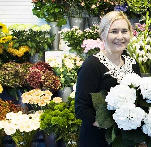 Koti ja naapurusto Jokainen päivä on kukan arvoinen OMISTAJA-YRITTÄJÄ KIRSI MARTIN, IHANA KUKKANEN Kauniaisten keskustaa koristaa aitiopaikalla liike, joka saa hyvälle tuulelle.