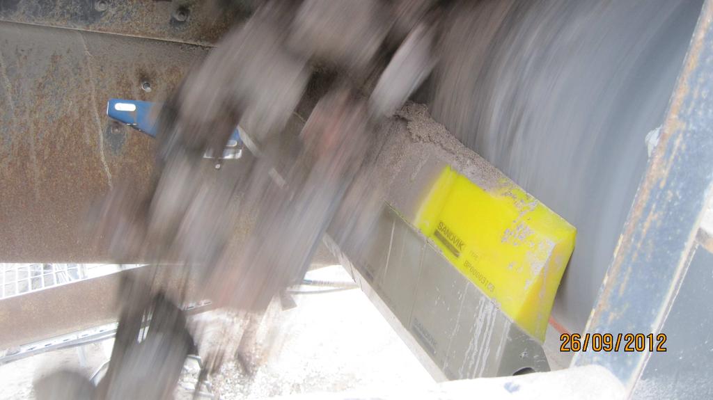 12 KUVA 6. Esipuhdistin toiminnassa (Sandvik 2012) Oikealla puhdistinvalinnalla on iso merkitys kuljettimen käyttöturvallisuuteen, toimintavarmuuteen ja taloudellisuuteen.