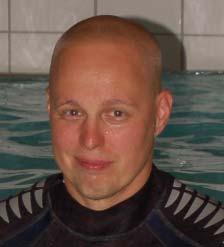 4. SUKELTAMAAN LÄHIVESIIN Mika Böös valmistautumassa sukellukselle Toijassa Yksi tärkeimmistä syistä kohteen suosiolle on sen sijainti.
