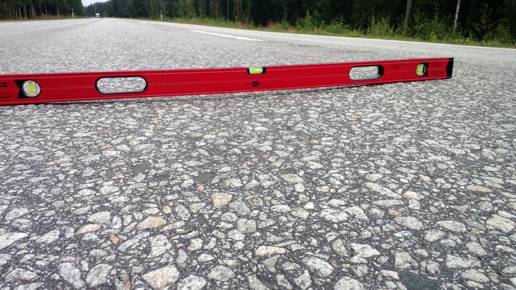 8 (24) 2.2 Päällystien hoito Teiden ylläpidolla varmistetaan, että niillä voi liikennöidä turvallisesti.