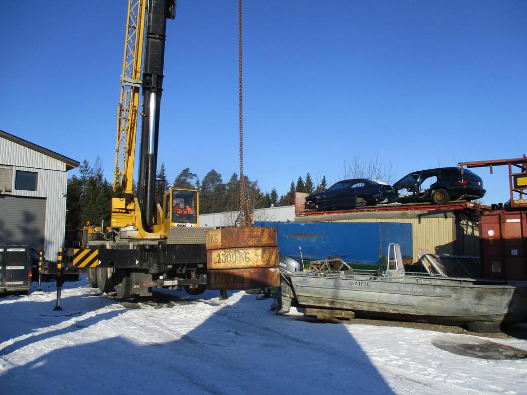 25 Kuva 10. Koekäytössä käytetyt kiekot. Kuva 11. Nosturi koekäytössä. Lopuksi tarkasteltiin puomia sen täydessä pituudessa.