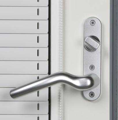 Oven ollessa lukitusasennossa, älä työnnä ovea väkivalloin auki tai kiinni jarrua vastaan jottei aukipitolaite rikkoonnu.