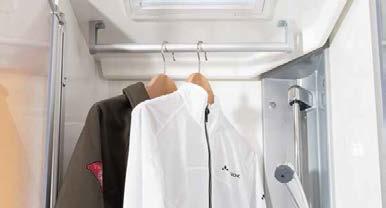 Pesutilojen parhaimmistoa ª ª Kosteat vaatteet voi ripustaa suihkukaappiin kuivumaan.