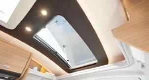 ª ª (6) Suurissa kattoikkunoissa on tyylikäs valokehys, joka yhdessä asunto-osan epäsuoran valaistuksen kanssa
