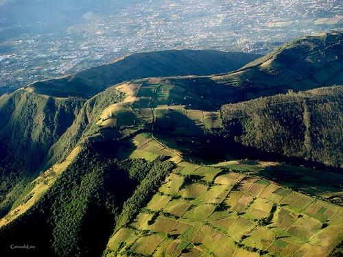 Kaupungin väkiluku oli vuonna 2010 yli 1,6 miljoonaa, Lähetystyön alkuvaiheet Ecuadorissa Quiton vuoristo- ja viljelyalueita Lähetystyö Ecuadorissa alkoi ihmisten kohtaamisten kautta.
