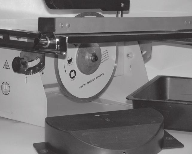 ENGLISH Cutting with a slanted table 1. Fill the water container with water up to the level marking max level on the lower blade cover. 2.
