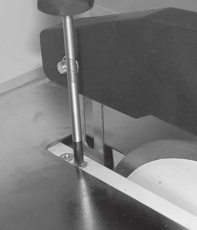 ENGLISH Assembly Important: Pull out the plug before assemblage. 1. Remove the water container and then unscrew the two screws that hold the lower blade cover and remove it. 2.