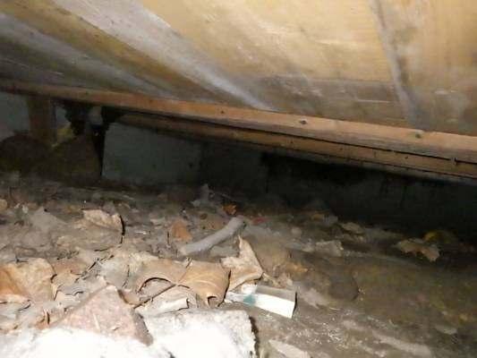 Rakenteen kuntoa selvitettiin rakenteen avauksella 2.9.2016 ison oleskelutilan ulkonurkasta. Rakenteen eristetilasta mitattiin suhteellinen kosteus.