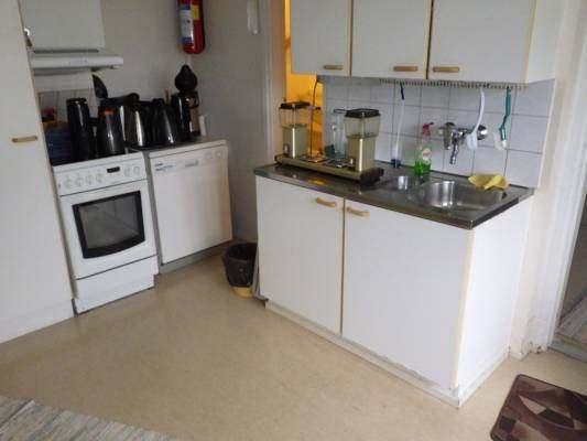 16 KEITTIÖ ALLASKAAPPI Yläkerran keittiön allaskaapissa