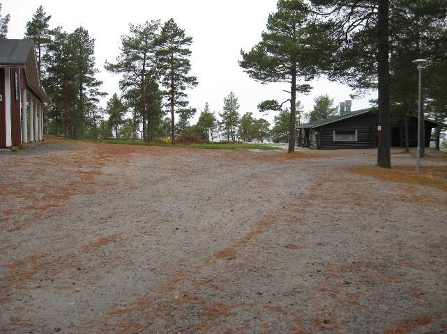avsikt att ta fram de gamla stigar med plattor som går från inhägnade parkeringsplatsen vid vägen via Kurstranden till Miettinens stuga (blå linje).