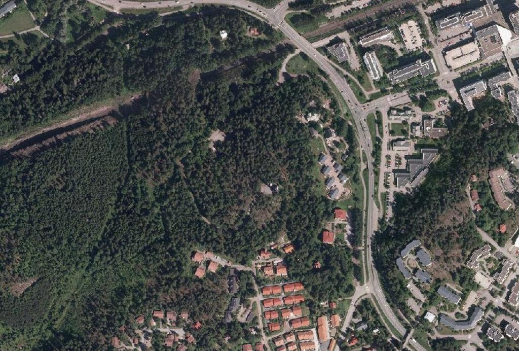 Rakentamista osoitetaan radan varteen sekä Kaupunginkallion mäkialueen länsi- ja eteläsivuille.