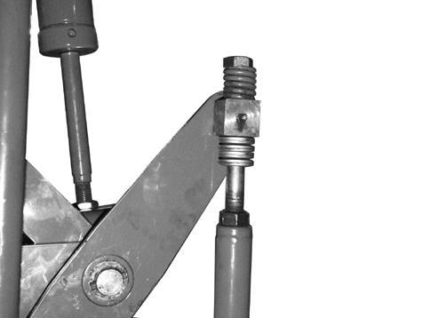 82/8) a = 1115 mm (KW 7.92) Säädä nostosylinteri (2) suurimpaan pituuteensa: b = 1415 mm (KW 8.82/8) b = 1273 mm (KW 7.92) c Kuva37 Pos: 20.21.