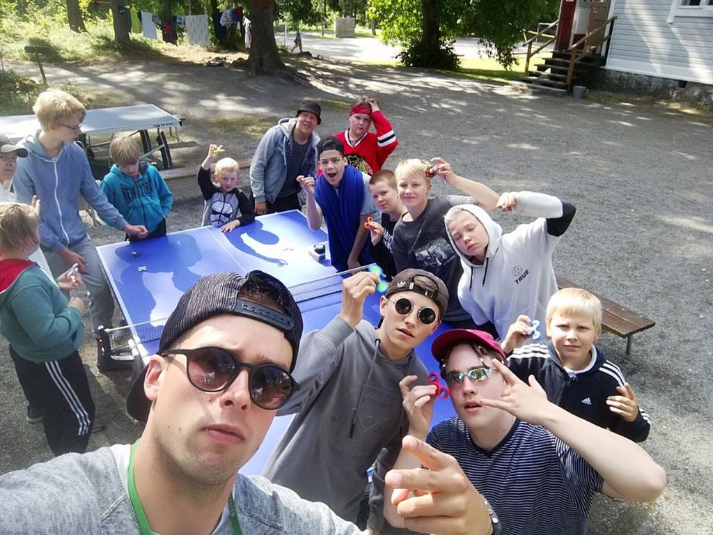 Koonti kesän 2017 leiriläisistä Hyppy Kesään Games Vipeltäjät 1 Vipeltäjät 2 Seikkailu Parhaat TOTAL KA Pojat 17 29 24 31 25 29 155 25,83 Tytöt 33 28 32 33 35 36 197 32,83 Yhteensä 50 57 56 64 59 65