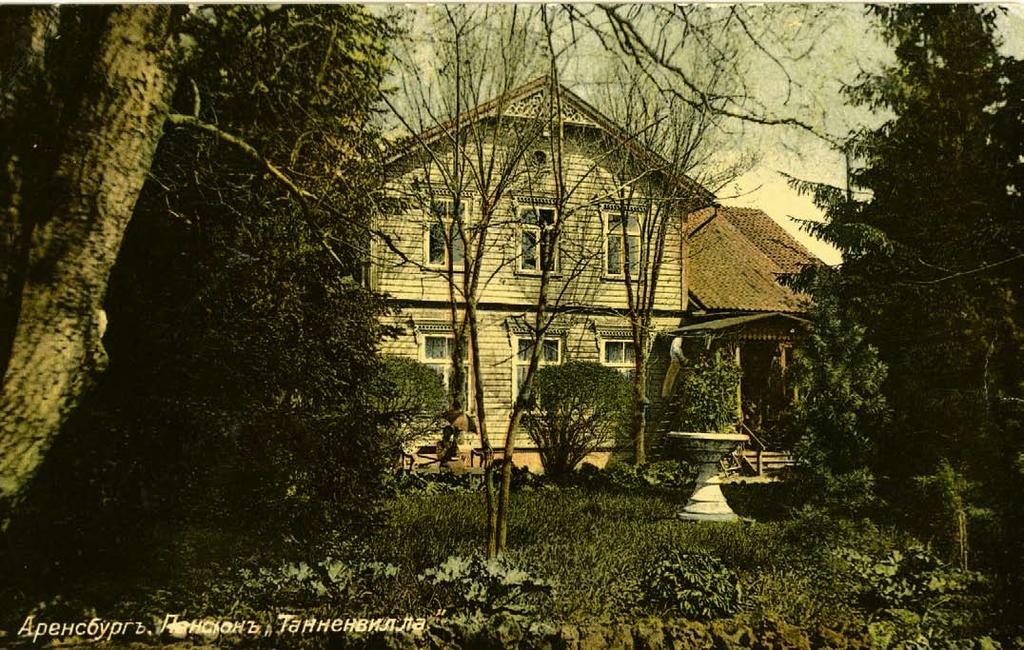 10 Uus tänav, Kuressaares T. Liiwi kirjastus, u 1910 ENNE ja NÜÜD Enne ja nüüd Praeguse parkimisplatsi kohal asunud hoonet teati enne sőda nii Tannevilla kui Kluge pansioni nime all.