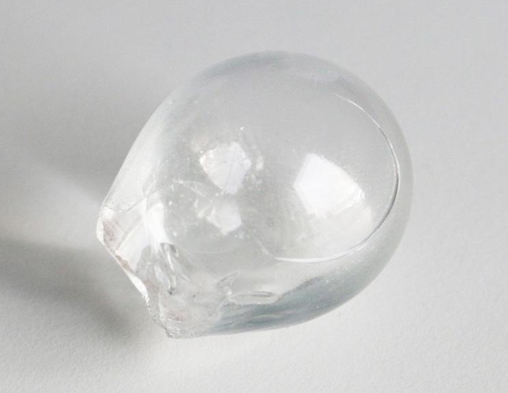 Kuva 19 (vasen). Lasi 13-93 puhallettuna nappivärin lailla. Kuplan pituus n. 5 cm. Kuva 20 (alla). Lasin MBG-9 puhalluskokeen tulos (oikea).