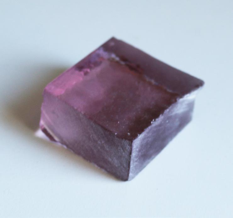 Ennen puhallusta lasi oli väriltään läpinäkyvä ametistin violetti (vasen). lämmityksellä, eikä sen sisään saanut lainkaan ilmaa.