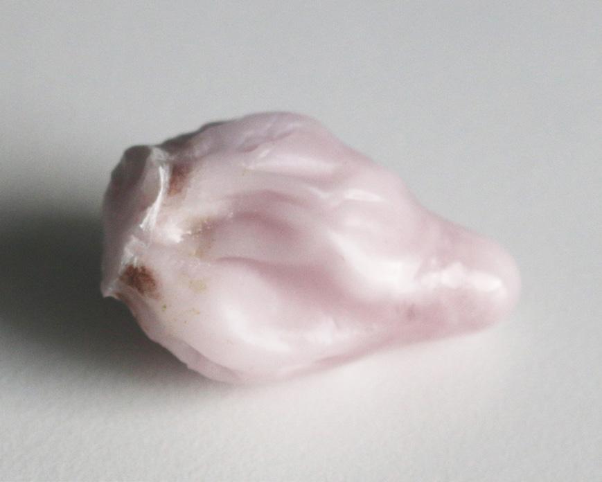 Myös tämä lasinpala jäähdytettiin, ja jäähtyneestä kappaleesta voi huomata, että lasi on kiteytynyt opaakiksi myös koko katkaisun leikkauspinta-alalta (kuva 20).