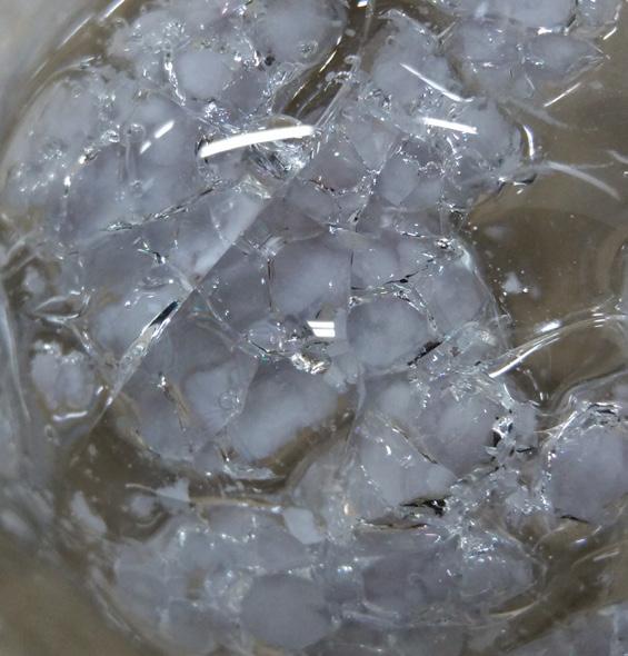 trummelilämmityksessä (Kuva 6), jossa koko lasipala kiteytyi alle minuutissa täysin opaakiksi.