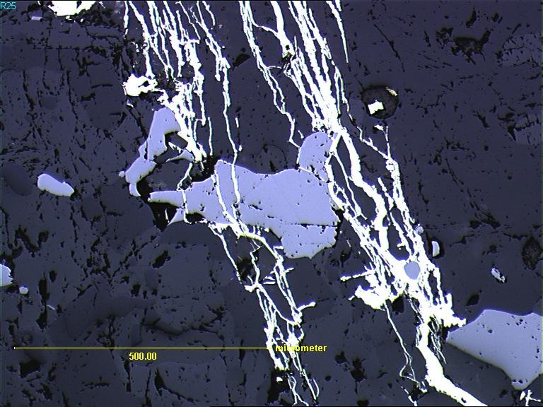 Uunimäen sulfidijuonia mikroskooppikuvissa: vasemmalla